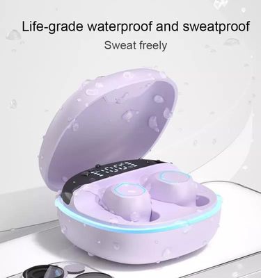 Os fones de ouvido coloridos das crianças entregam fones de ouvido nadadores livres de Bluetooth dos esportes